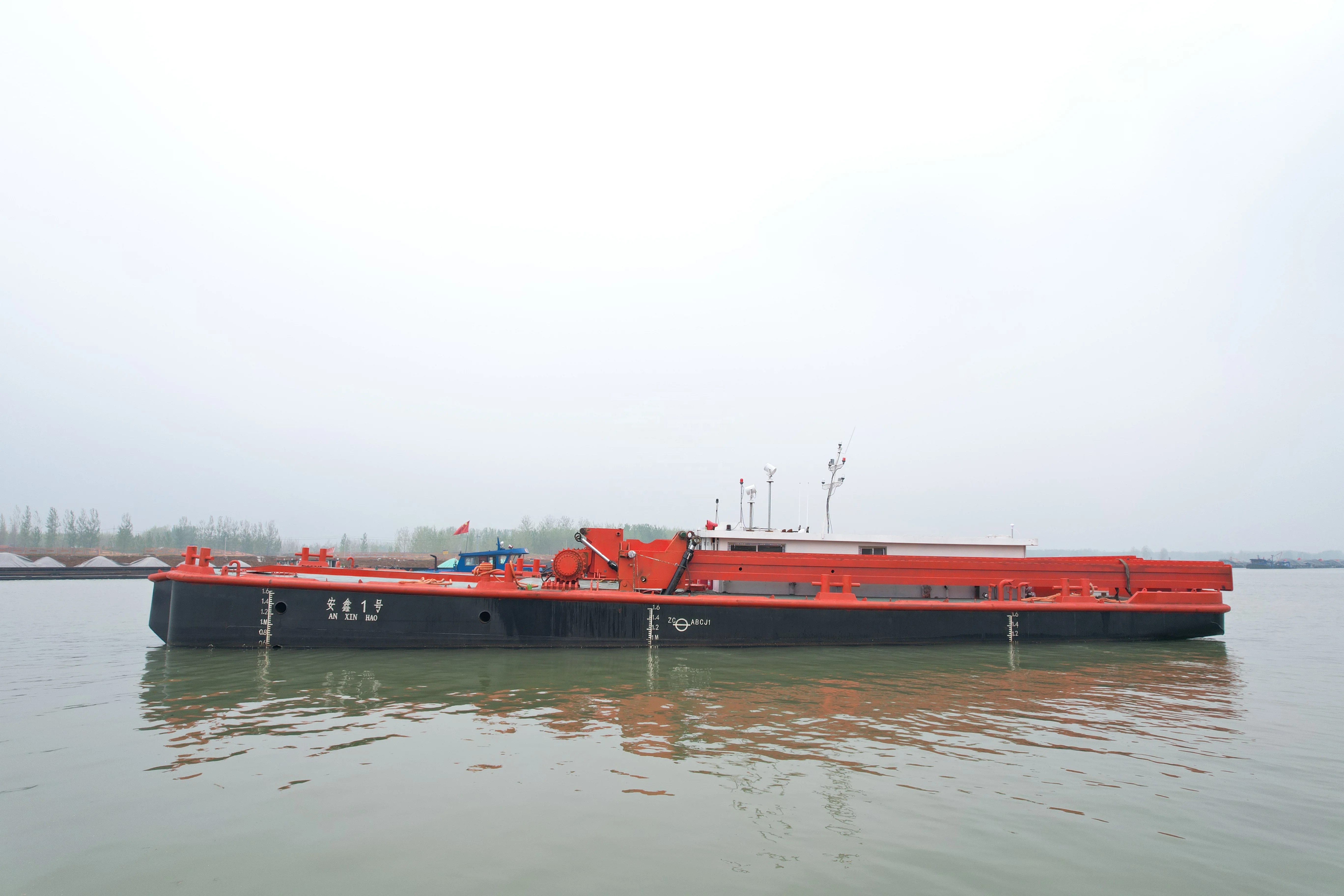 100 ton Split mud barge and 30 ton excavator water work platform for dredging and backfilling
