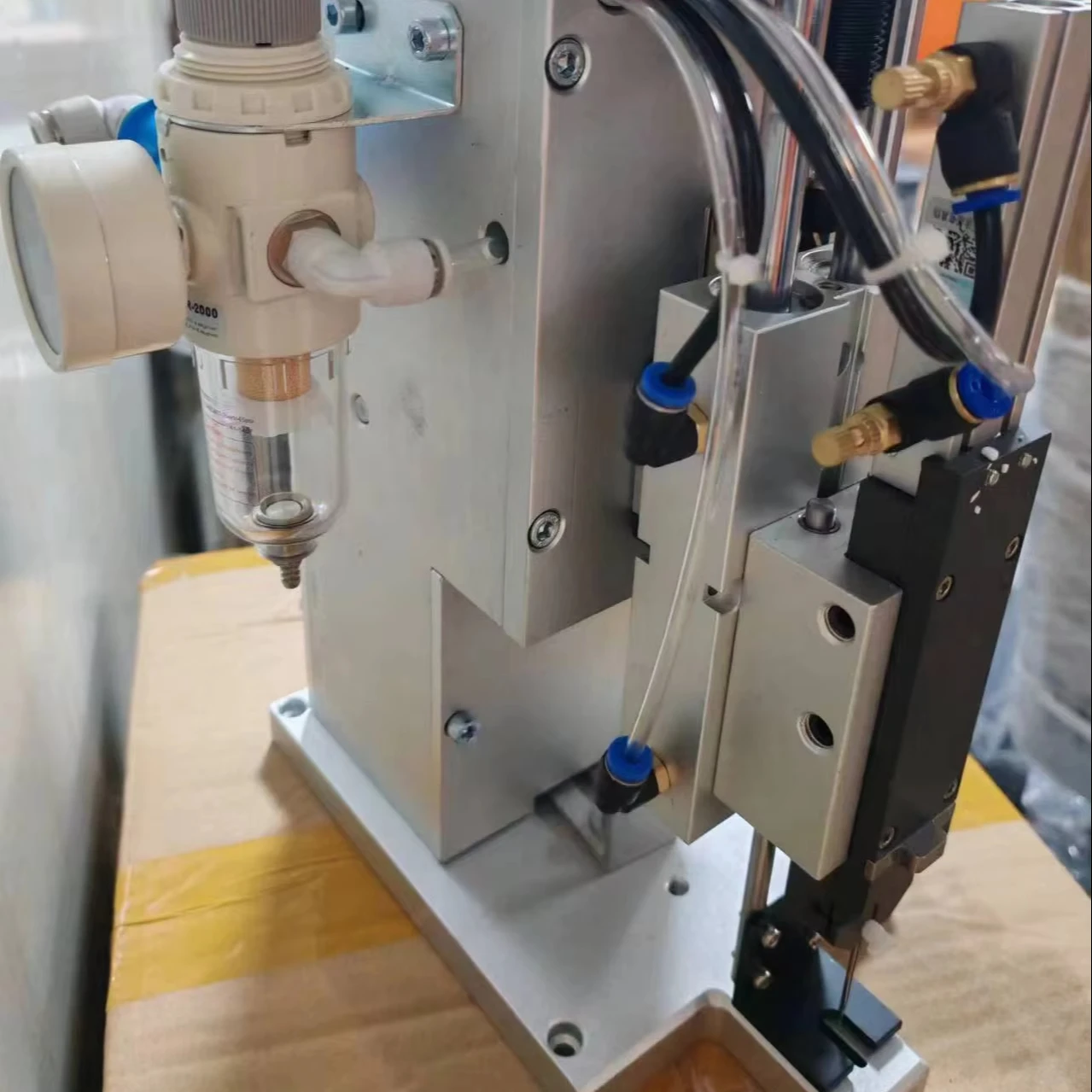 Gloves Tagging Machine Pneumatic Automated Labeling Machine