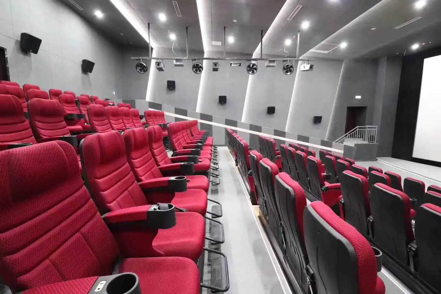 Многофункциональный купольный кинотеатр с хорошим опытом