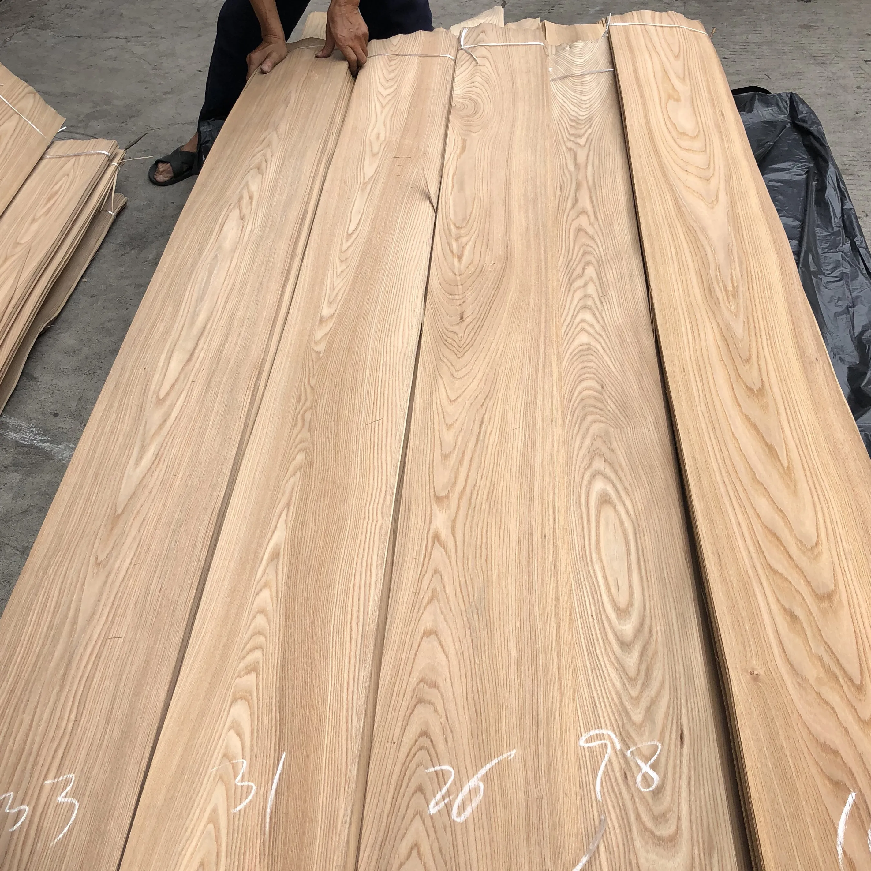 Wholesale Mountain/Straight Grain Natural Elm Veneers Wood 0.4mm Natural Elm Wood Veneer Plywood Flooring