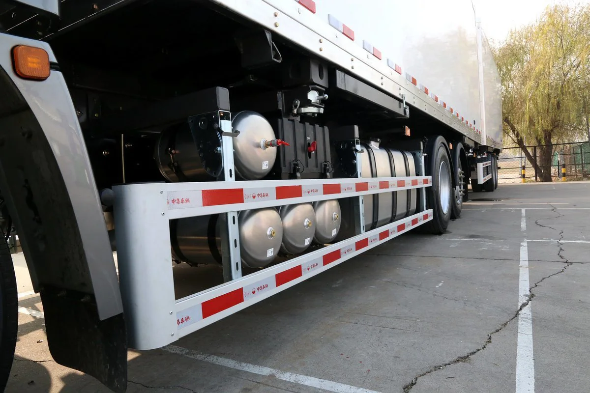 China trade 6x2 3 seats sleeper cabin 8 wheelers diesel 430hp euro 5 engine 25 ton lorry transport tractor cargo truck
