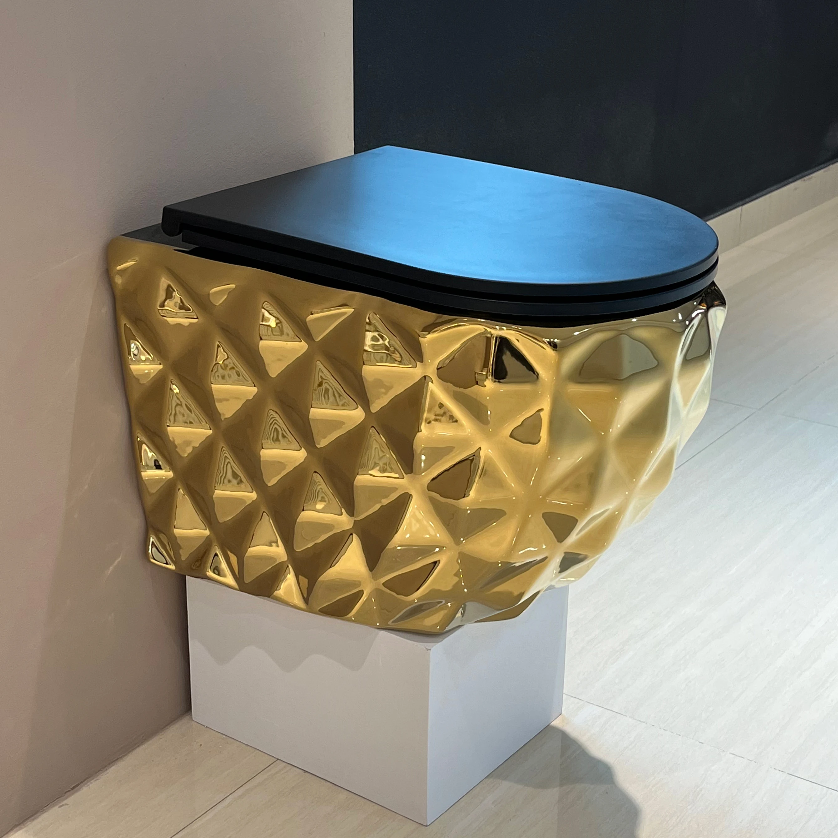 New Design Diamond Shape Wall Mounted Sanitary Ware Gold Water Closet Hanging Inodoro Bathroom Ceramic Wall Hung Toilet Commode
