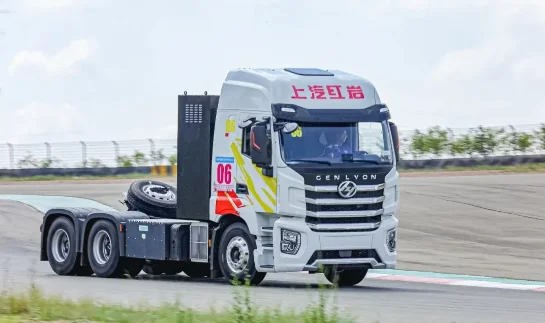 SAIC Hongyan Electric 490hp H2 Tractor Trucks New Fuel Efficient Vehicles 6x4 Drive Left 20 Minutes Hydrogen Energy Filling