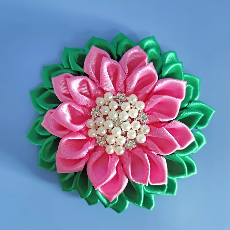 Женская брошь с искусственным жемчугом