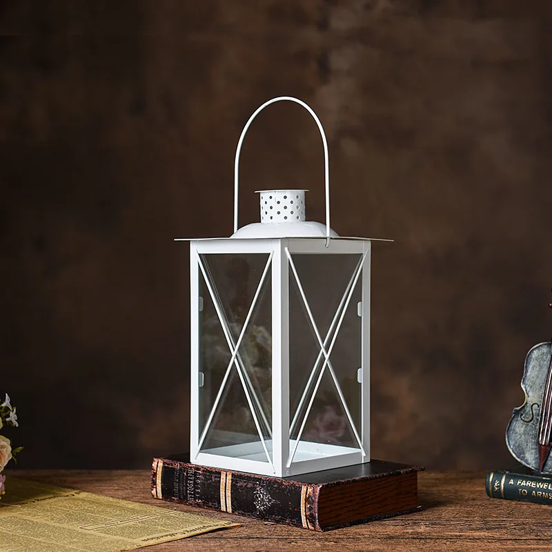 Металлическая свеча в европейском