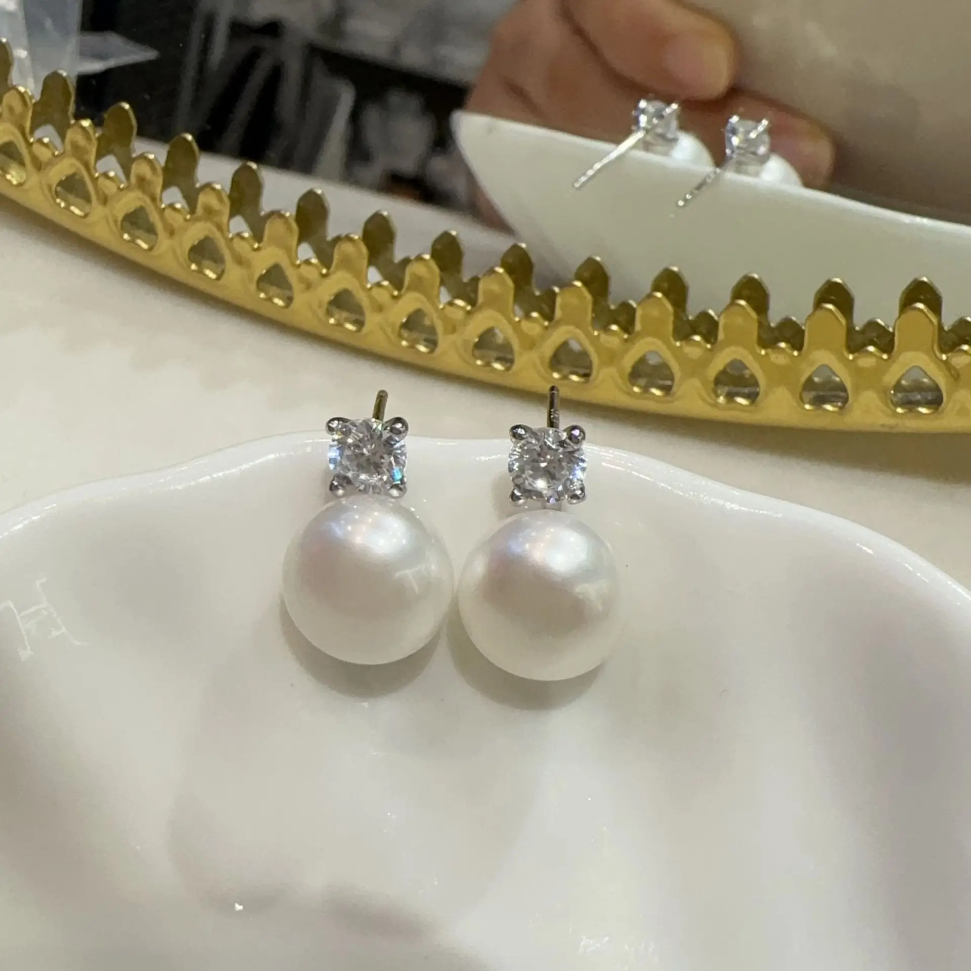 R.Gem. 925 Sterling Silver High Luster 9.5-10mm Freshwater Pearl Earring Studs with Diamond