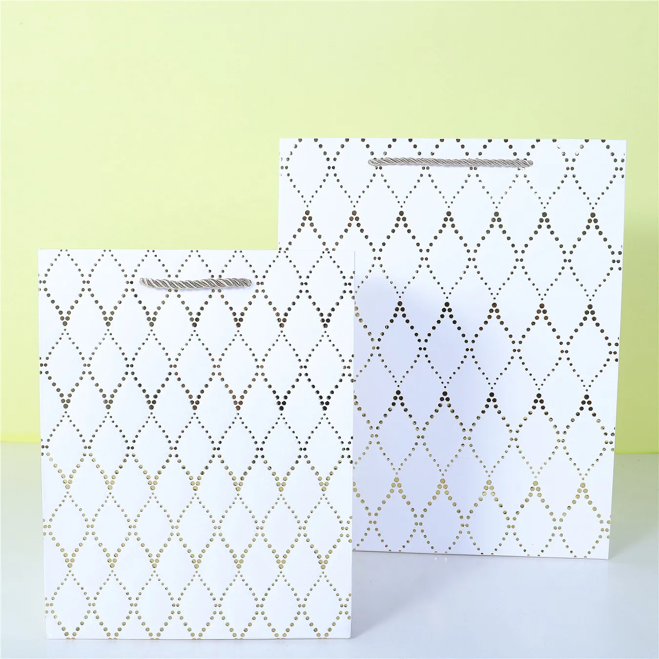 Wholesale white paper design flower bouquet gift box packaging customized shopping bags for coffee food