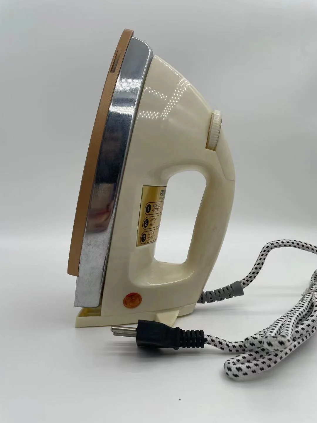 Jiema Electrical Appliance Factory, which has been exporting for 21 years, mainly produces a variety of electric irons