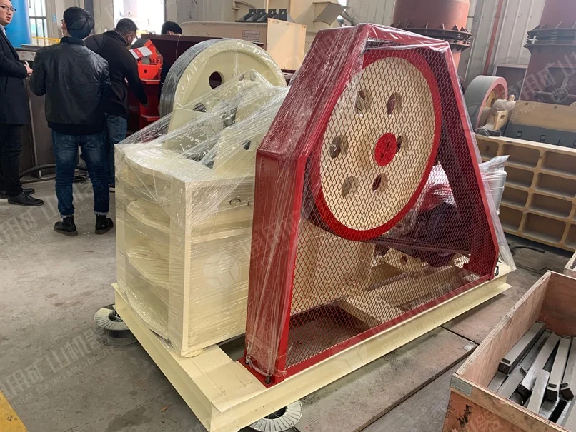 Stone concrete crusher Mobile diesel jaw crusher with conveyor belt for mine crushing