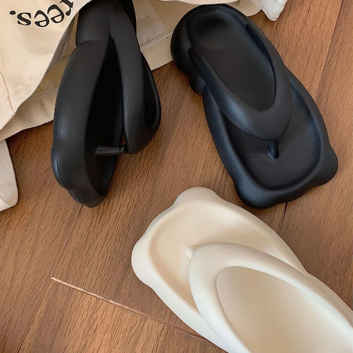 2023 Female summer ins fashion new flip-flops EVA soft thick sole slippers students beach casual shoes for women china slippers