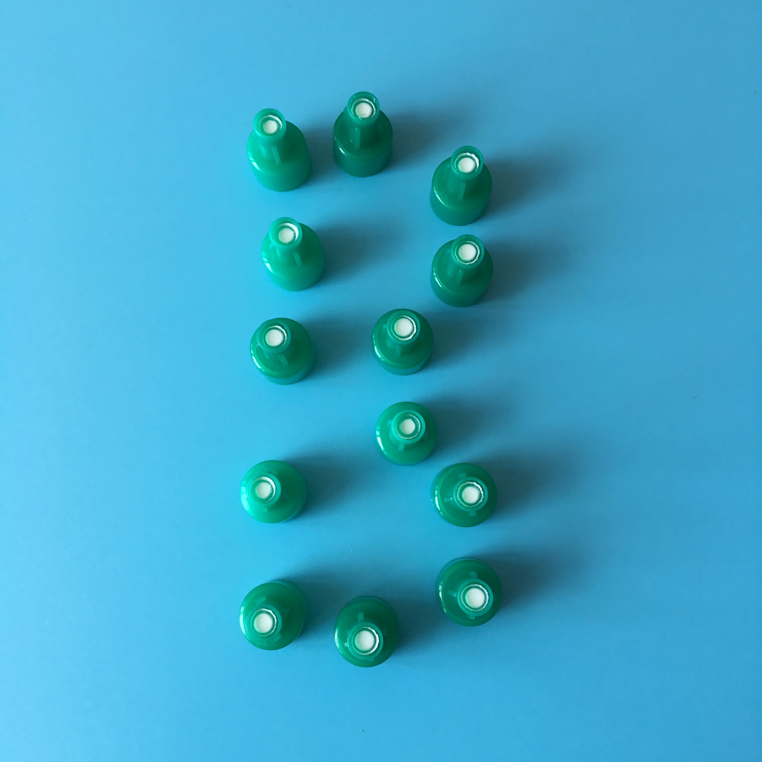 Male luer lock connector protection cap with air filter