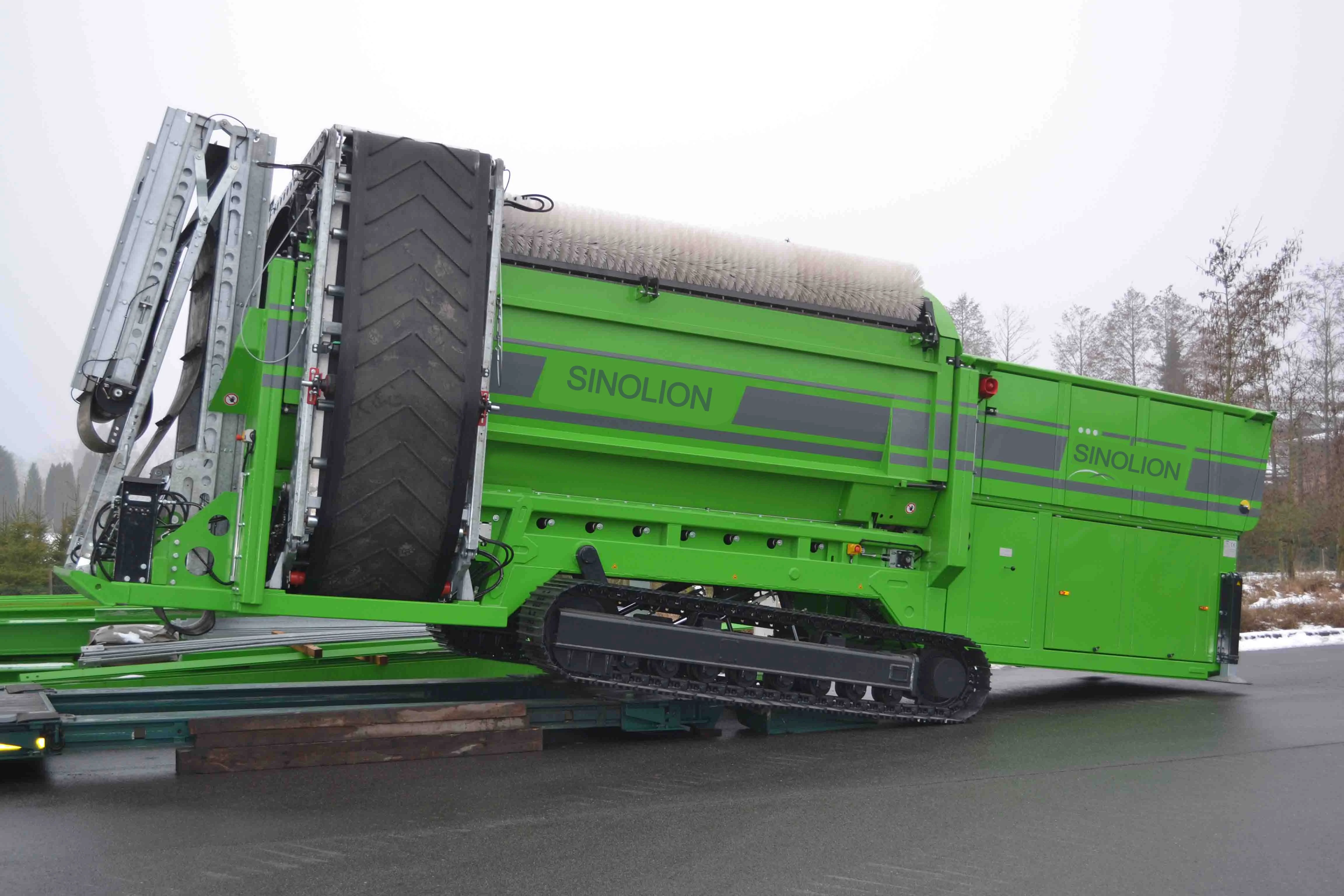Hydraulic tracked sand gravel washing trommel screen topsoil  mobile firewood rock worms topsoil drum trommel screener