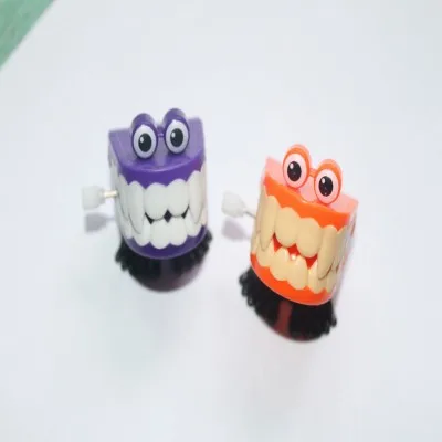 Игрушечная игрушка в форме зубов