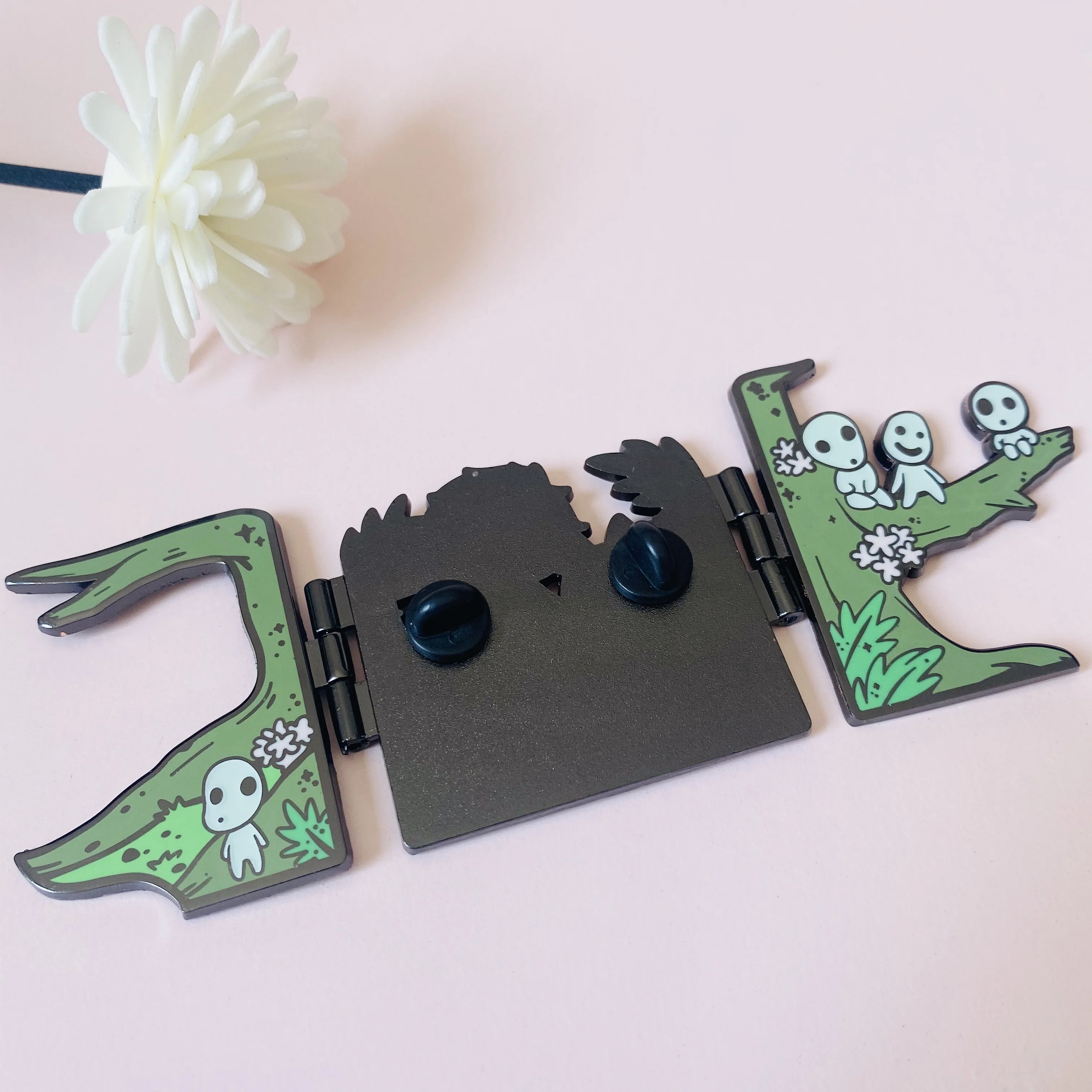 High quality factory supply custom glow-in-the-dark anime movie hinge enamel pin
