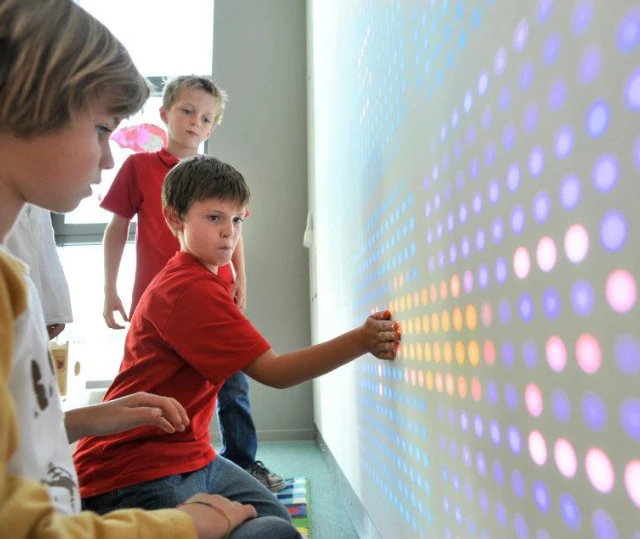 Finger touch portable interactive whiteboard multi points pen touch USB Infrared Interactive Advertising Boards