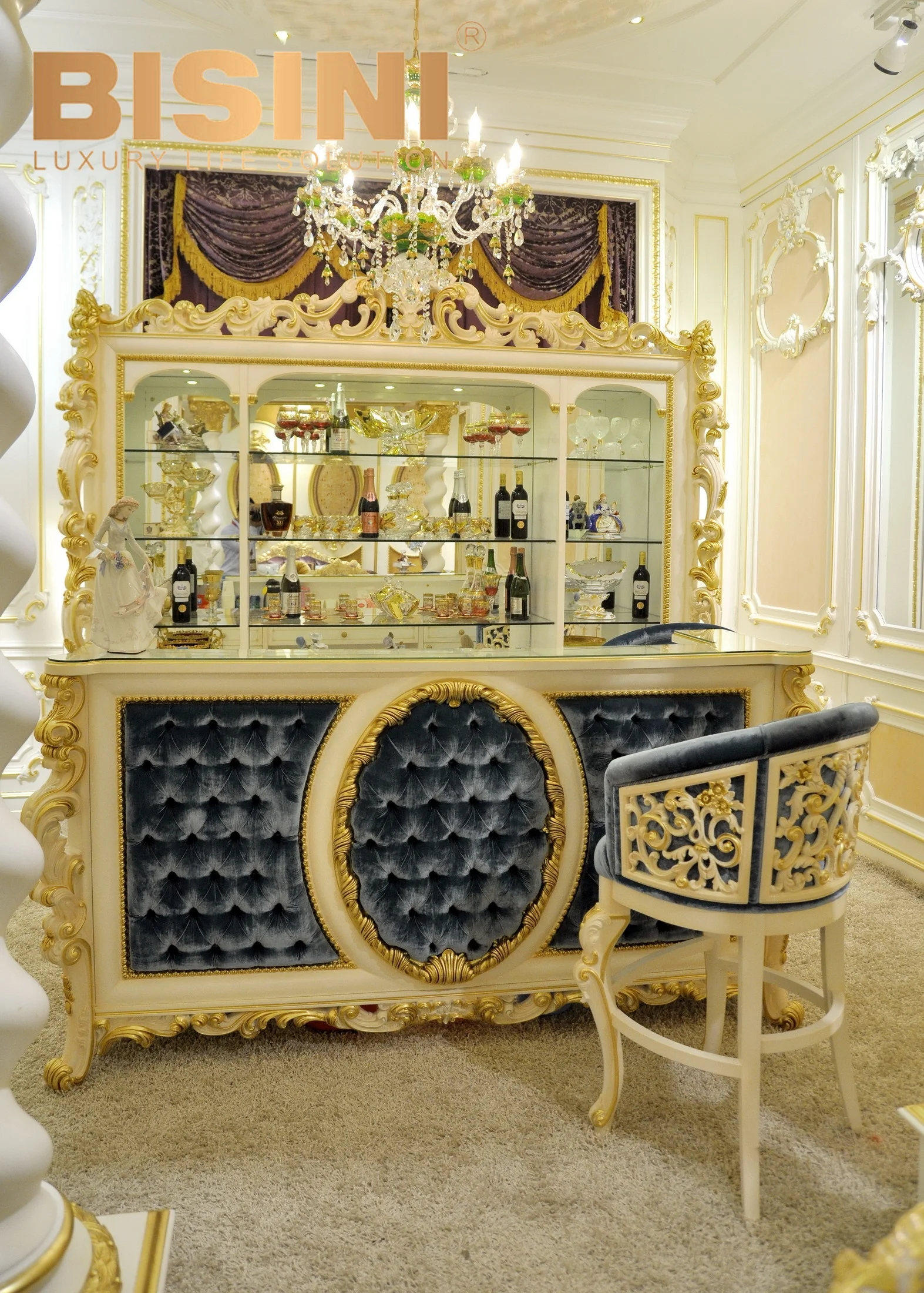  Европейский деревянный барный шкаф Rococo ручной работы с серой бархатной обивкой и роскошным барным табуретом витринным
