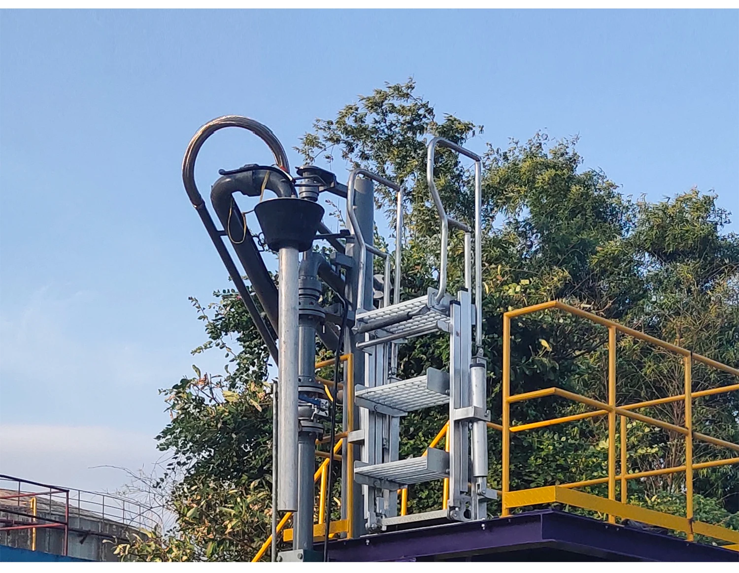 Portable and foldable aluminum ladder for  low temperature  container loading plan and oil skid mounted filling system