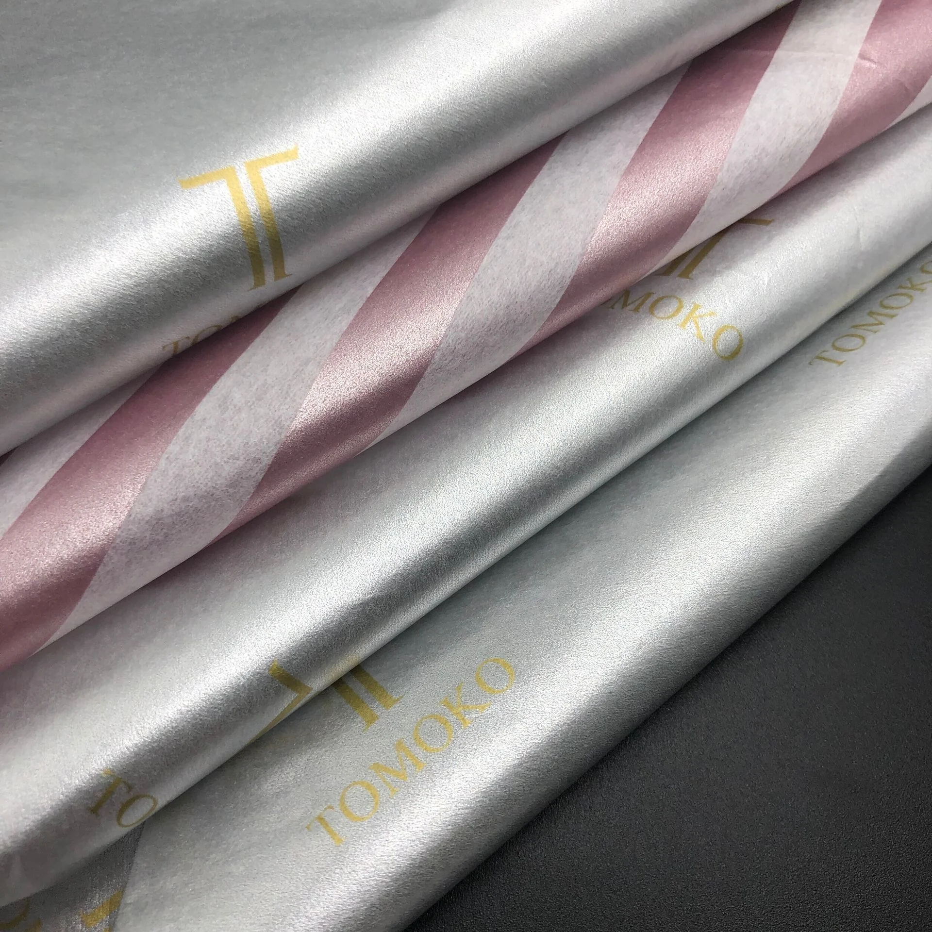 
China Manufacturer Gravure Printing Metallic Wrapping Gift Paper 