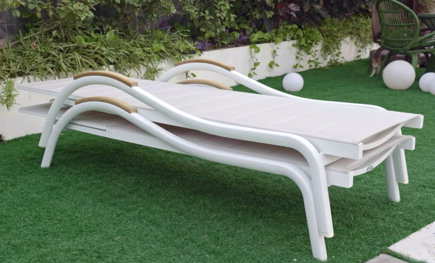 Hot Sale Fold Out Luxury White Deck Chair Beach Plastic Wood Armrest Furniture Black Inside Pool Chaise Lounge Chairs For Home