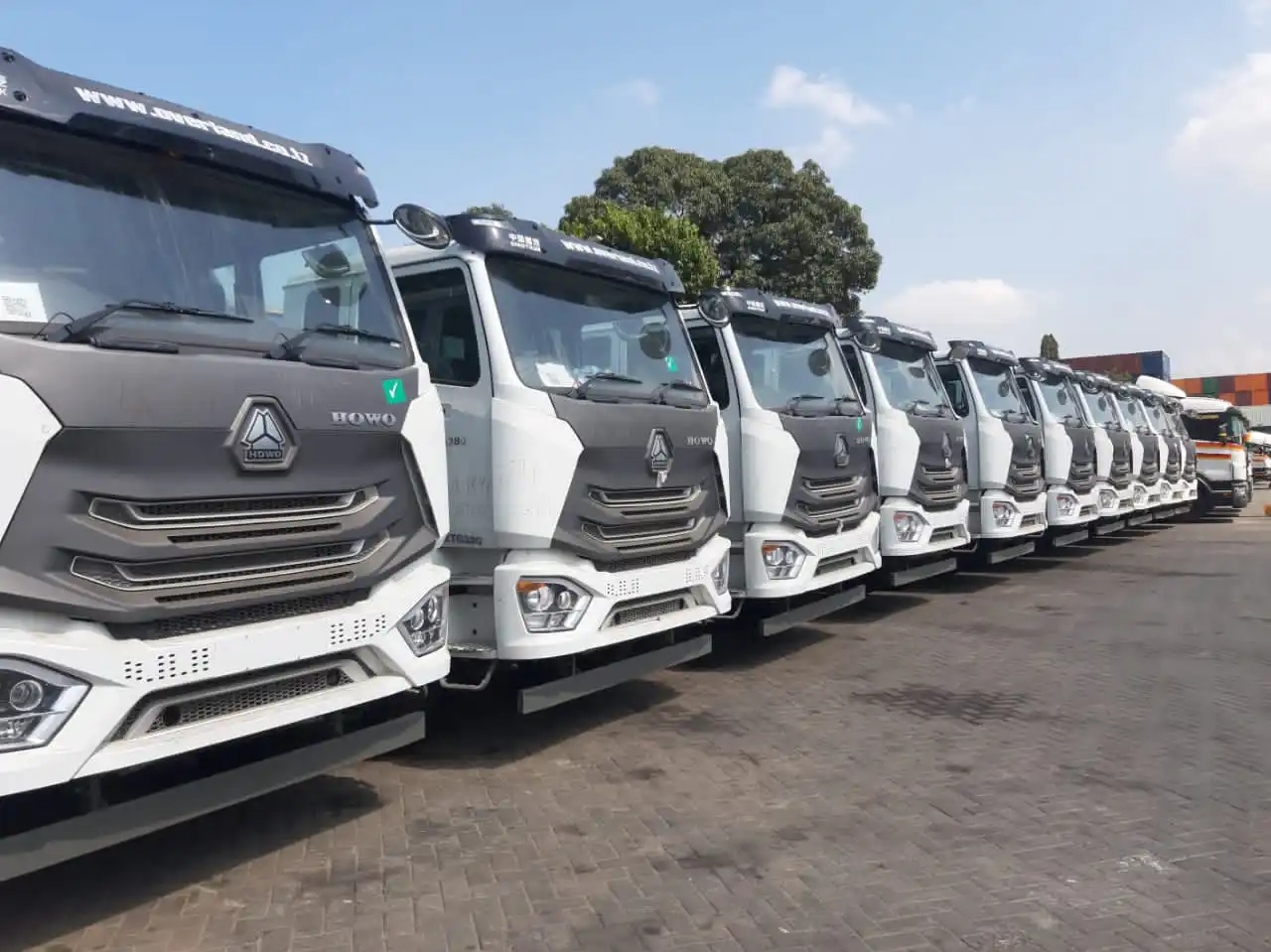 SINOTRUK HOWO NX Left Right Hand Drive A7 6X4 Tractor Truck Head Units 4X2 Heavy Duty For Sale