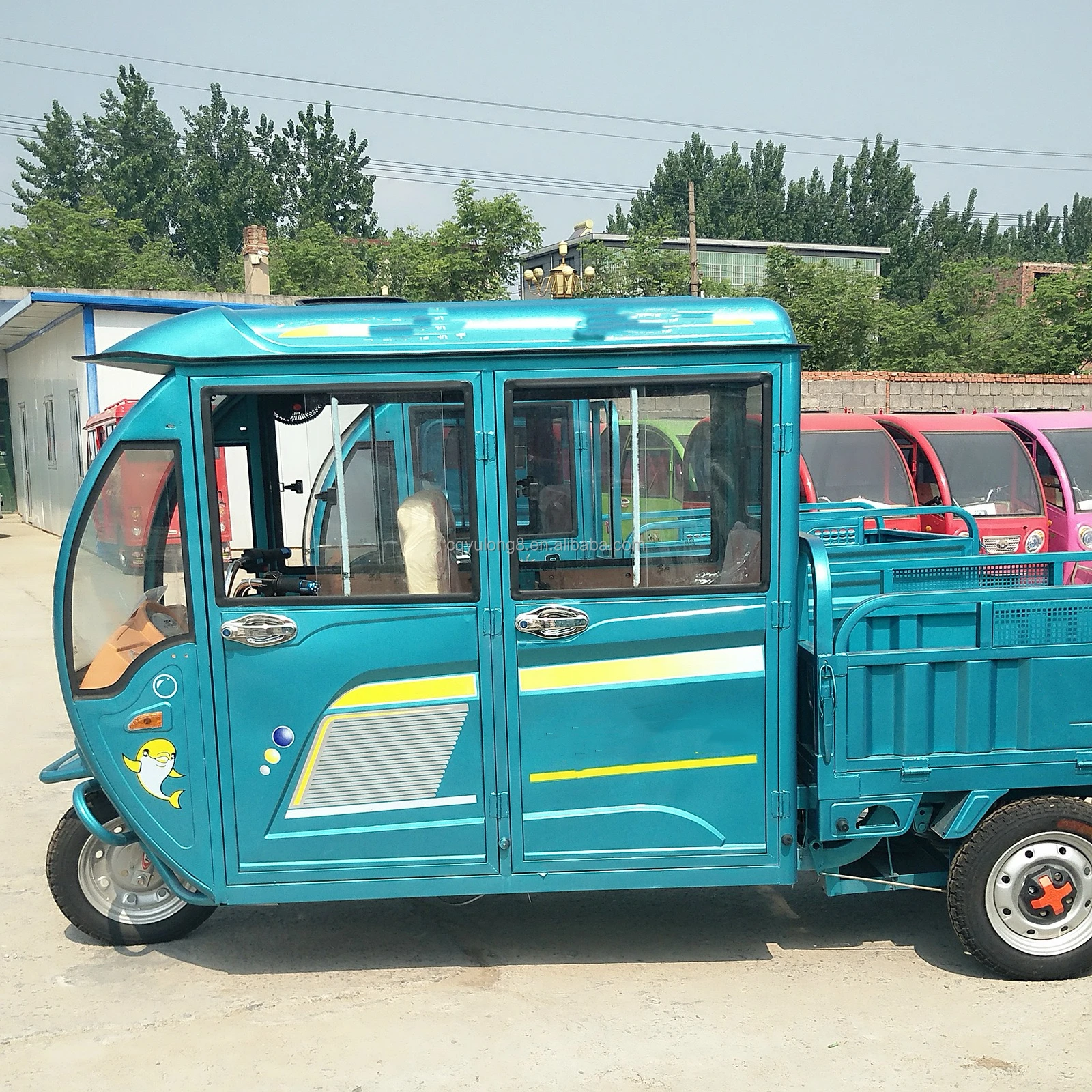 Household cargo loading electric tricycle and electric belt shed small battery enclosed climbing steering wheel