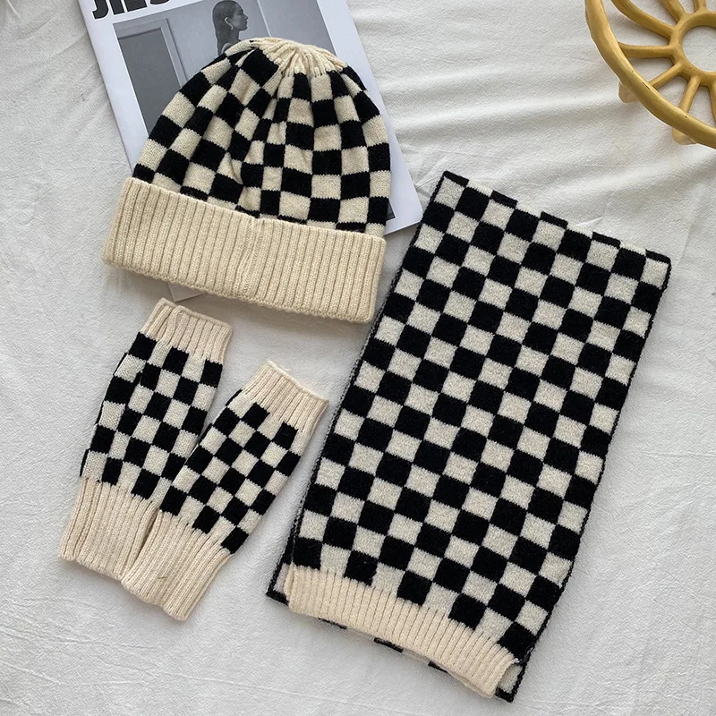 Japanese chessboard Grass green woolen hat minority knitted gloves Set