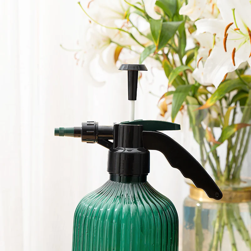 RUIPU ultra-large capacity brand wholesale 2L garden and home cleaning plastic water mist hand spray bottles