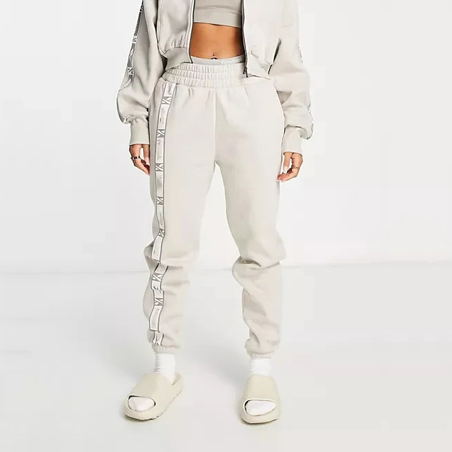 Wholesale Custom Logo Cool Girl Sports Sweat Jogger Women Tracksuit Black Sweatpants Women Stack Cargo Pants With Side Pockets