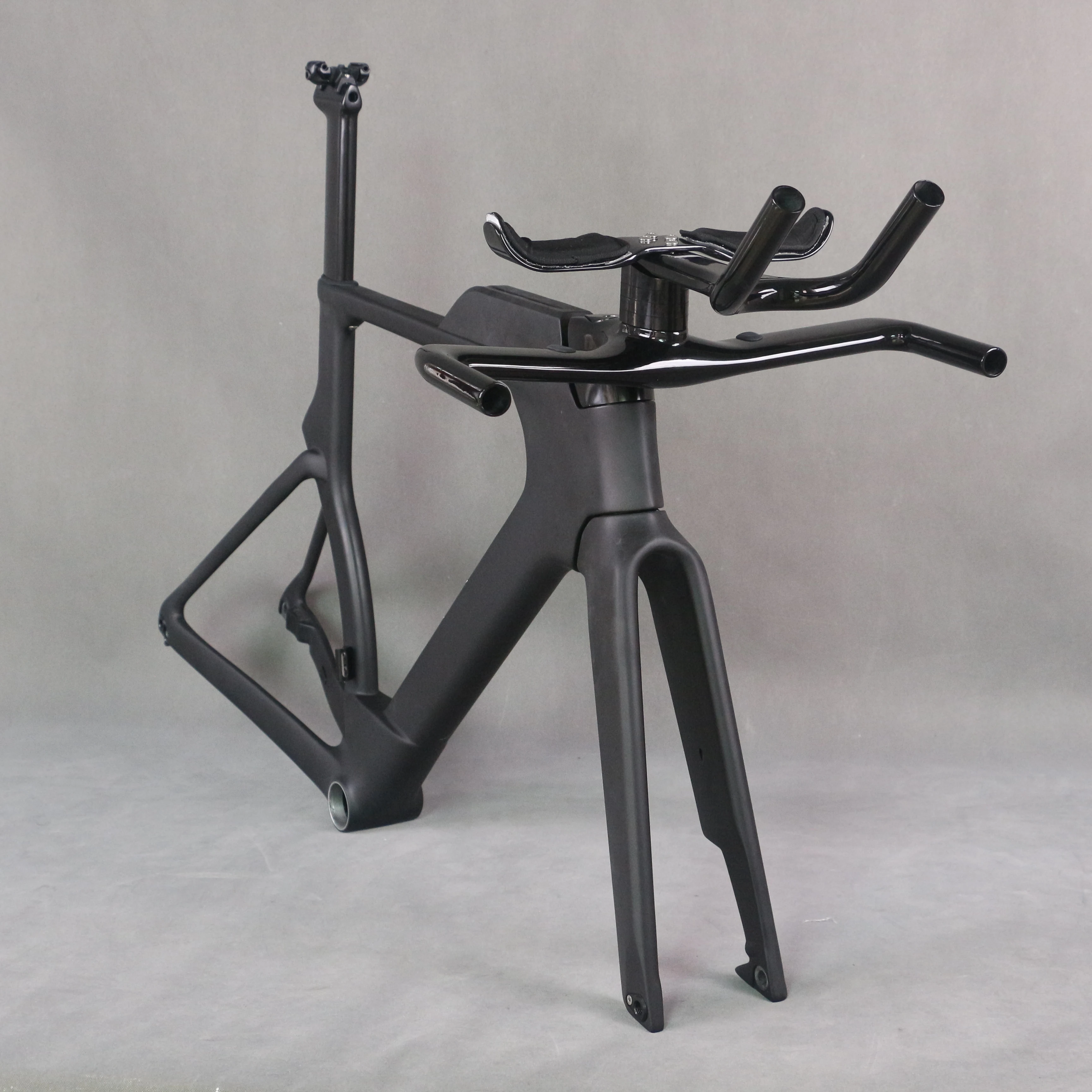 Full Carbon frame TT frame , Disc bike Time Trial Triathlon Bike T47 Thread TT Bicycle Max Tire 700X28C TT913