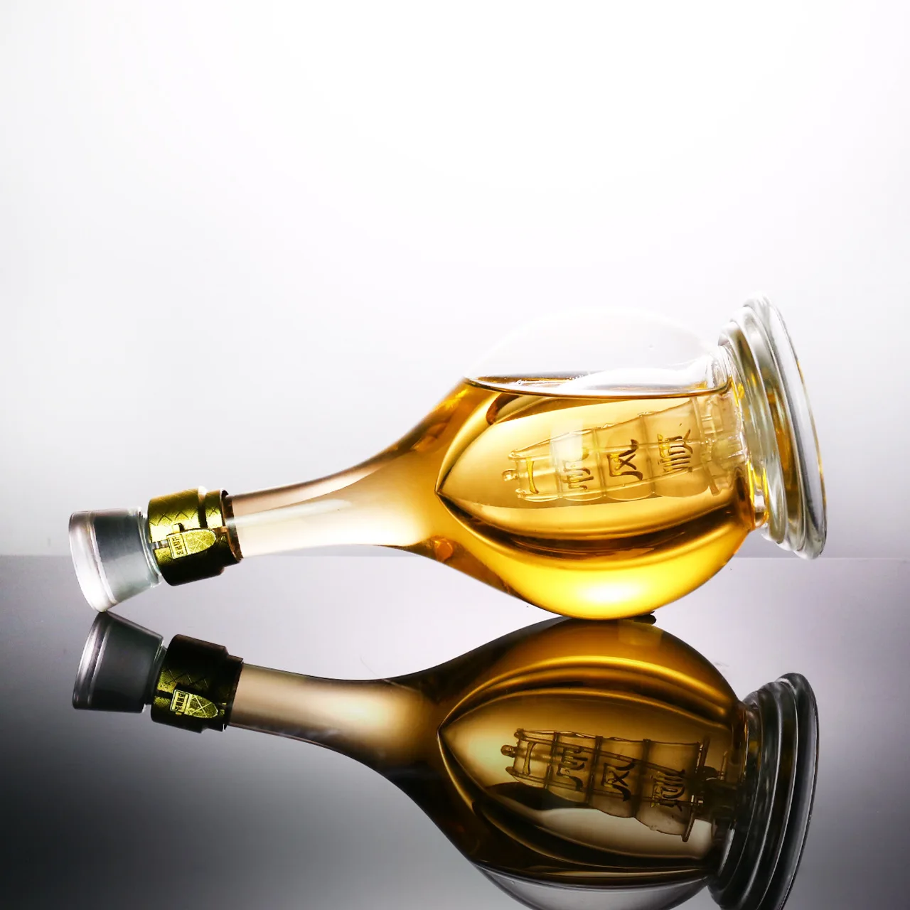 Handmade Borosilicate Antique Airplane Shaped Glass Whiskey Bottle 750ml Glass Wine Decanter