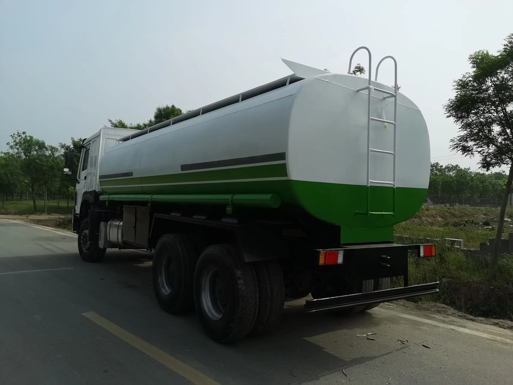 good price Cheap Sinotruck Howo 6x4 10Wheels 25000 Liter Used Water Tank Truck to Dar es Salaam