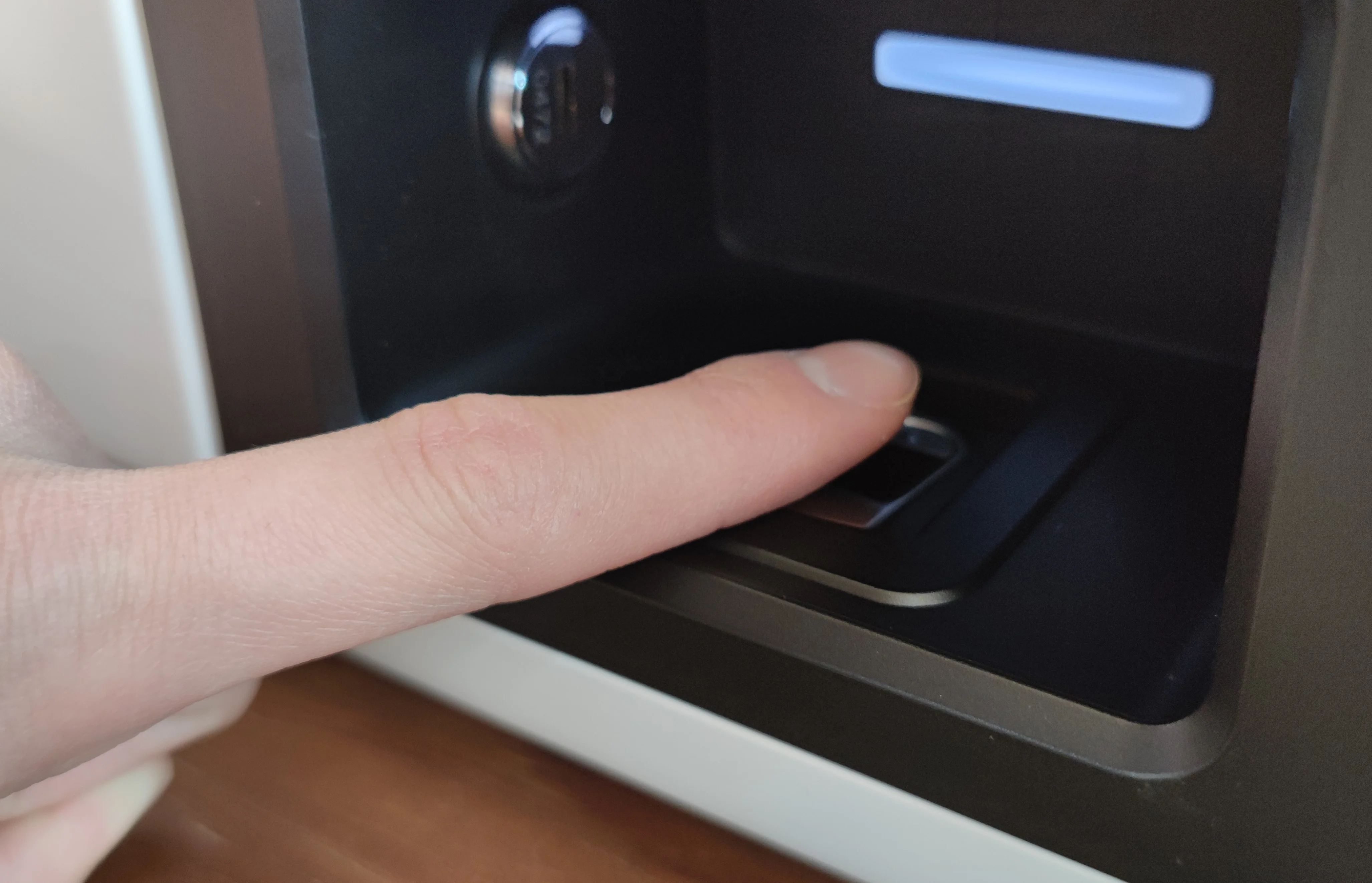 China LANDWELL Intelligent Office Solutions Key Management System K26 Touch Key Cabinet