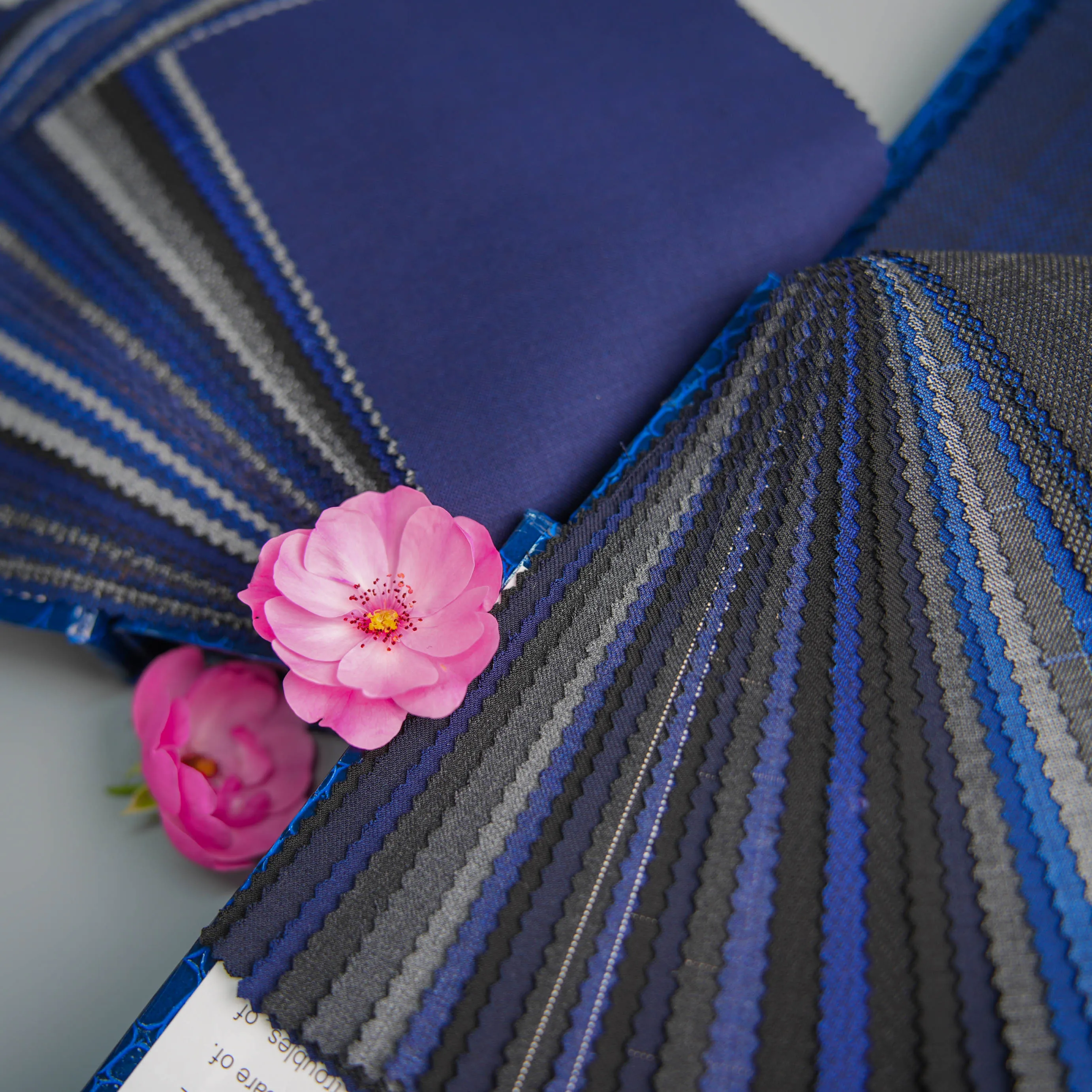 70% Wool Spot Goods Worsted Merino Wool/Polyester Fabric Luxury Italian Suit Fabric Wool Suiting Fabric Sample Book