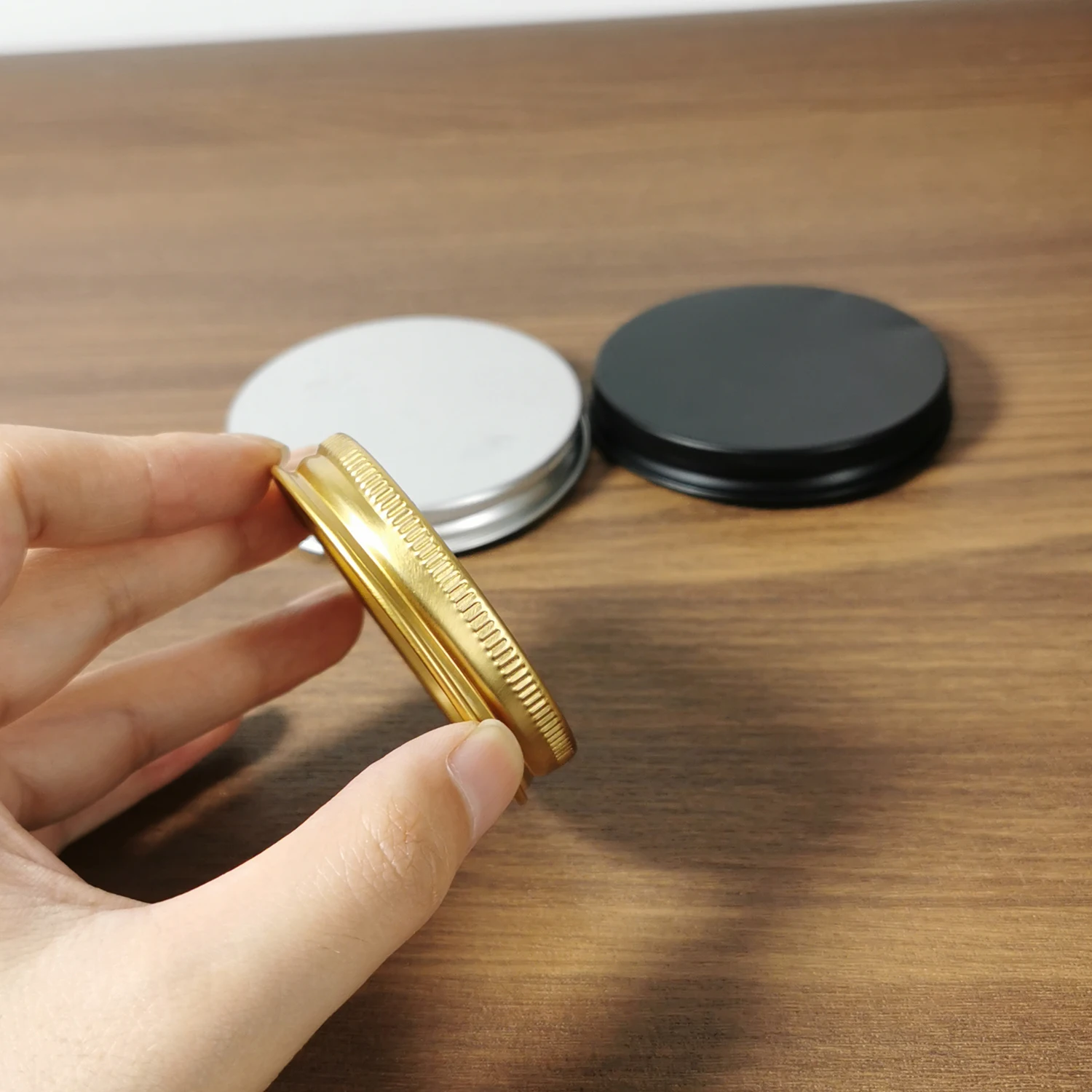 Fashionable simple light round black silver golden plastic lids for candle making