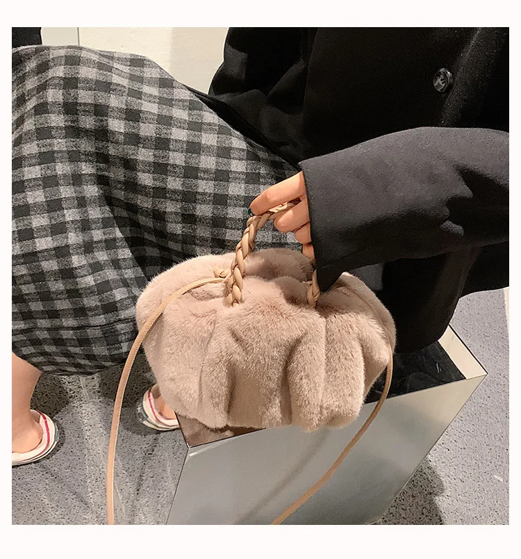 2021 Wholesale Women Fur Purses and Handbags Fall Winter Trendy Designer Bags for Girls Ladies Weave Handle Furry Shoulder Bags