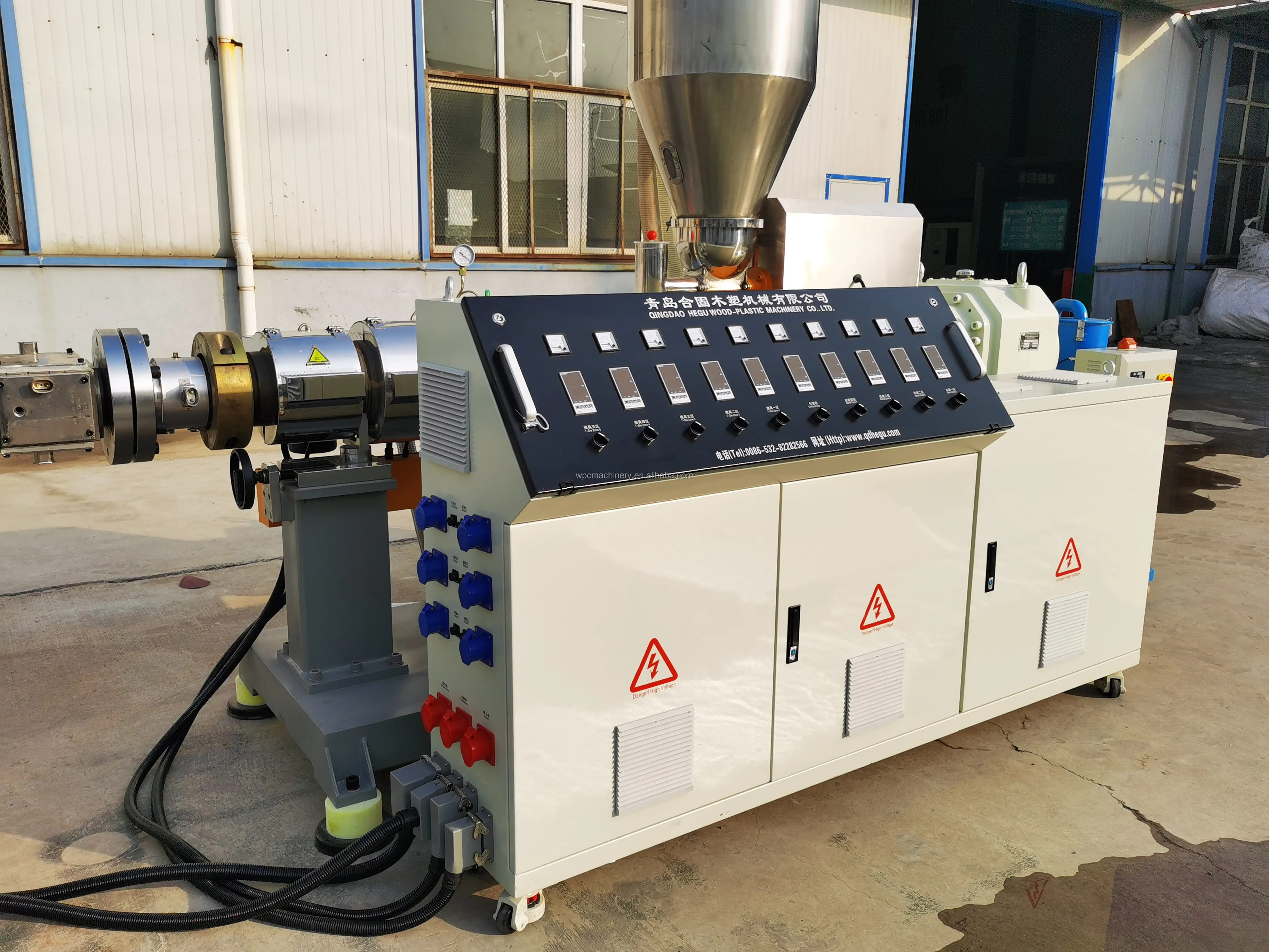 Saw dust,rice husk,plant straw Plastic(PP/PE/PVC)Composite WPC profile/decking/floor making Machine