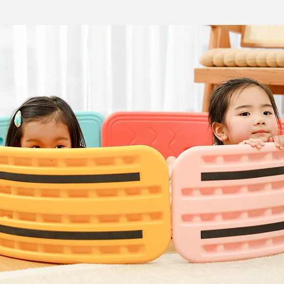 Wholesale Children durable curvy rocker balance board plastic juegos wobble board with beads