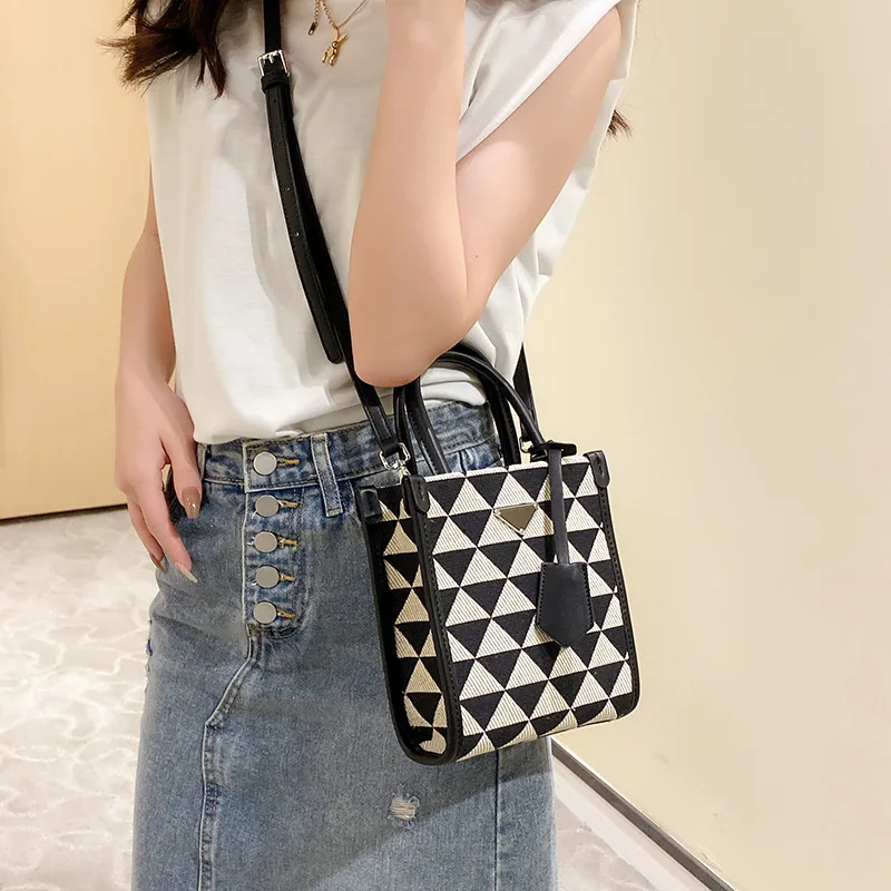 2022 New Products Unbranded Handbags Triangle Print Ladies Mini Tote Bags Fashion Trend Luxury Women Shoulder Bags Tote