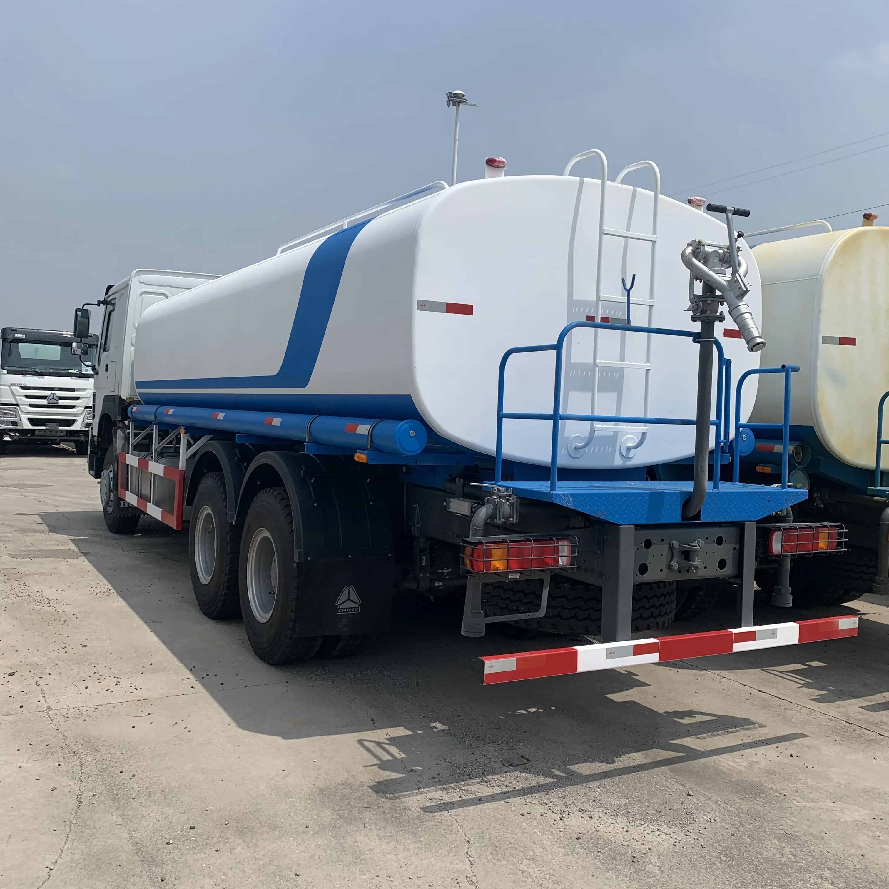 SINOTRUK Low Price HOWO 4X2 6X4 8X4 10 cbm 12cbm 20m3 water tank truck for hot sale