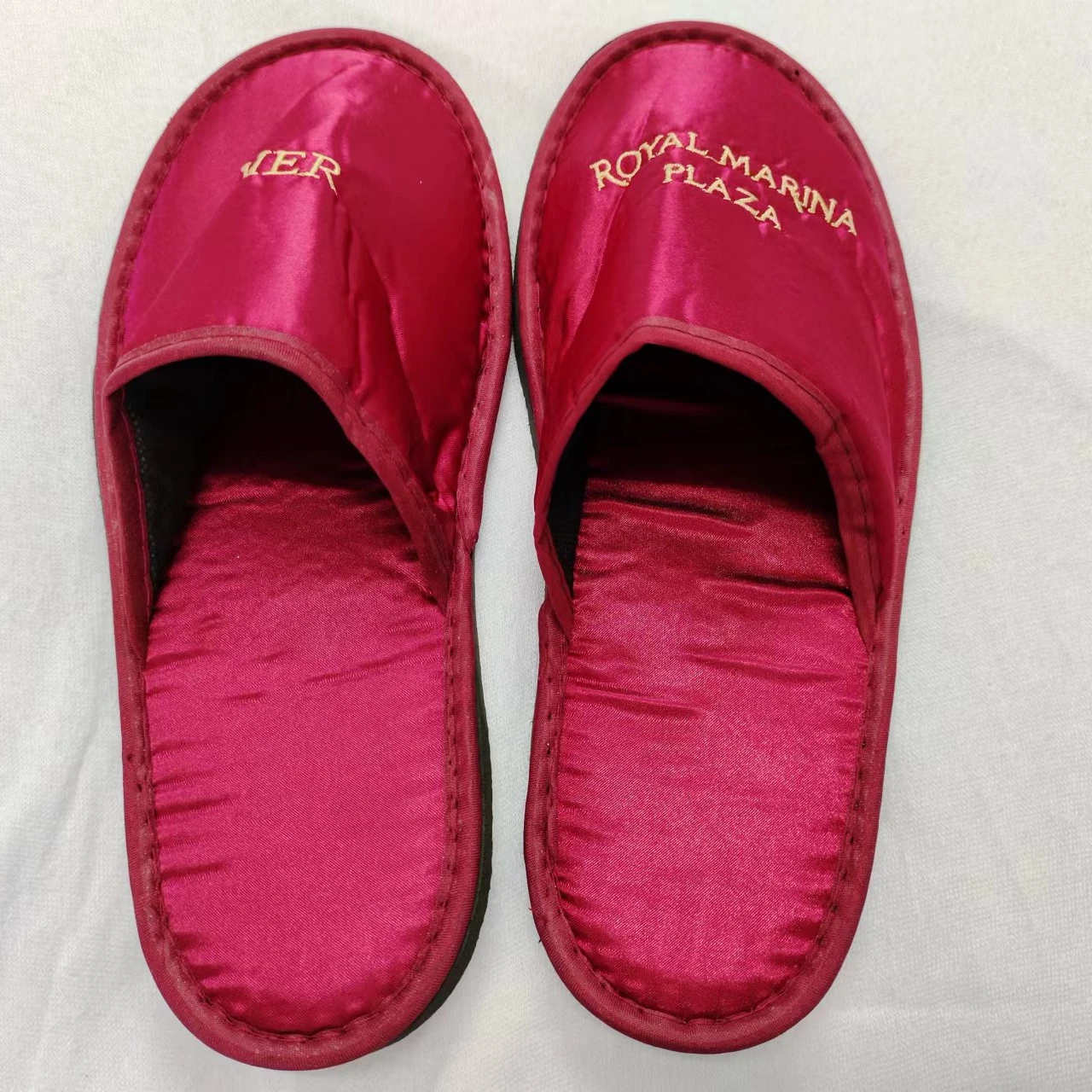 Custom LOGO red wedding bridesmaid slippers wedding essential bridal slippers satin robe matching sandals