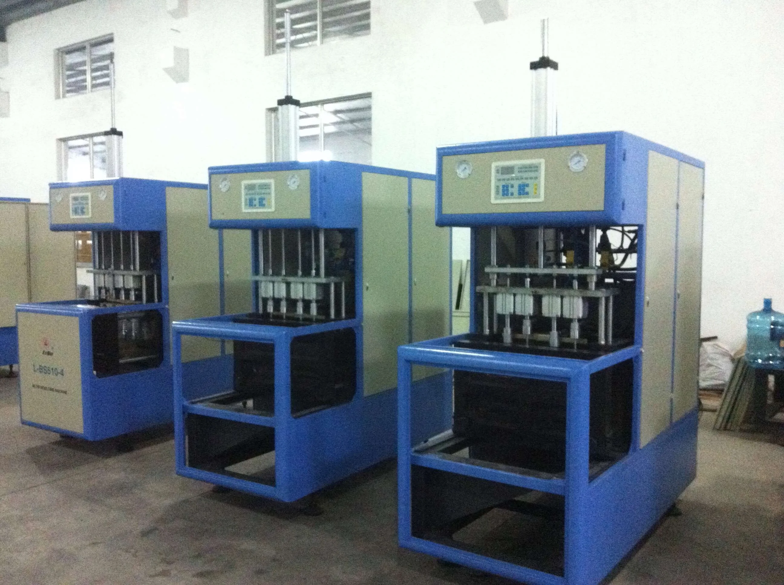 
4 cavity Semi automatic PET bottle blowing machine price 