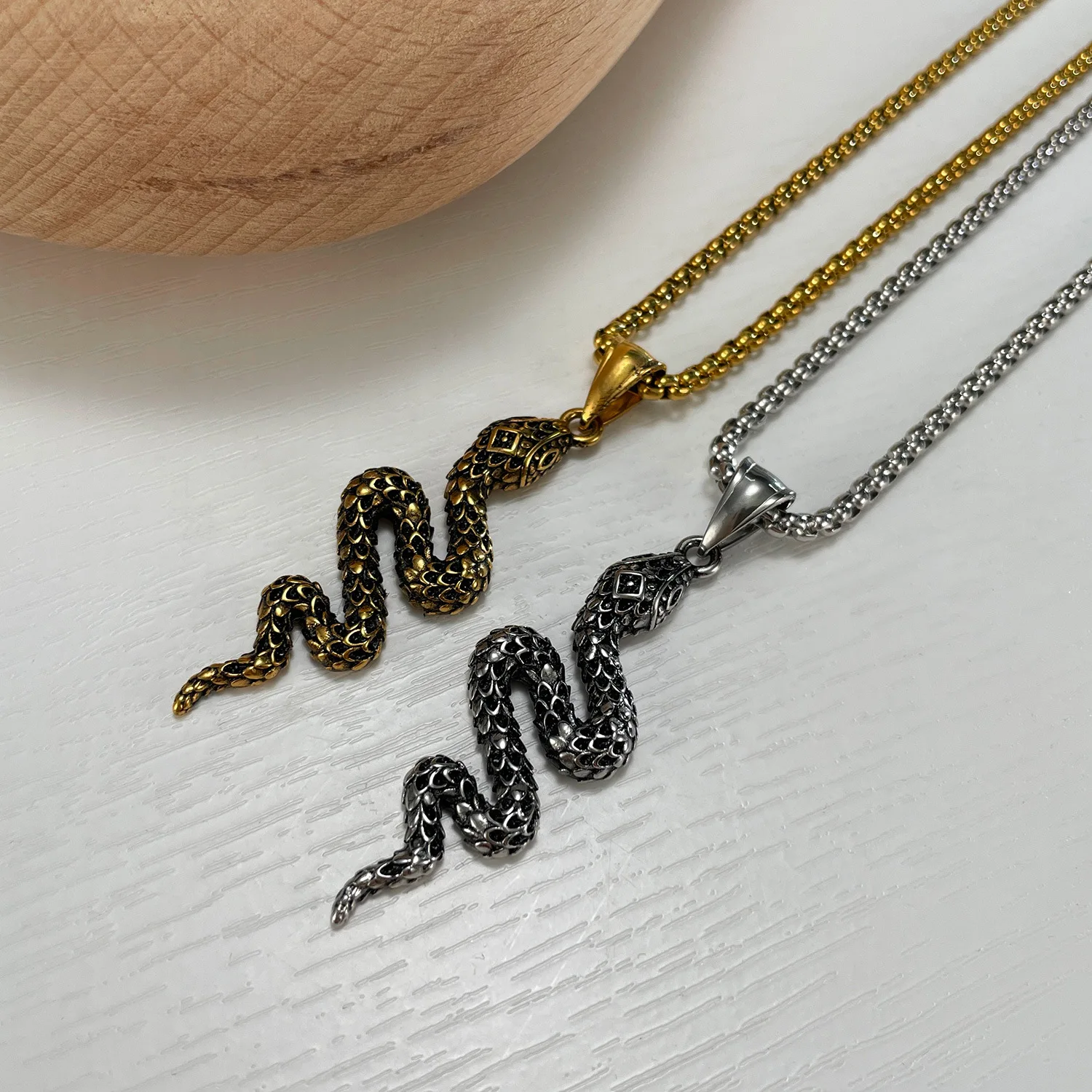 ODM Hot selling personality creative stainless steel serpentine pendant necklace Hip hop snake fashion jewelry necklaces men
