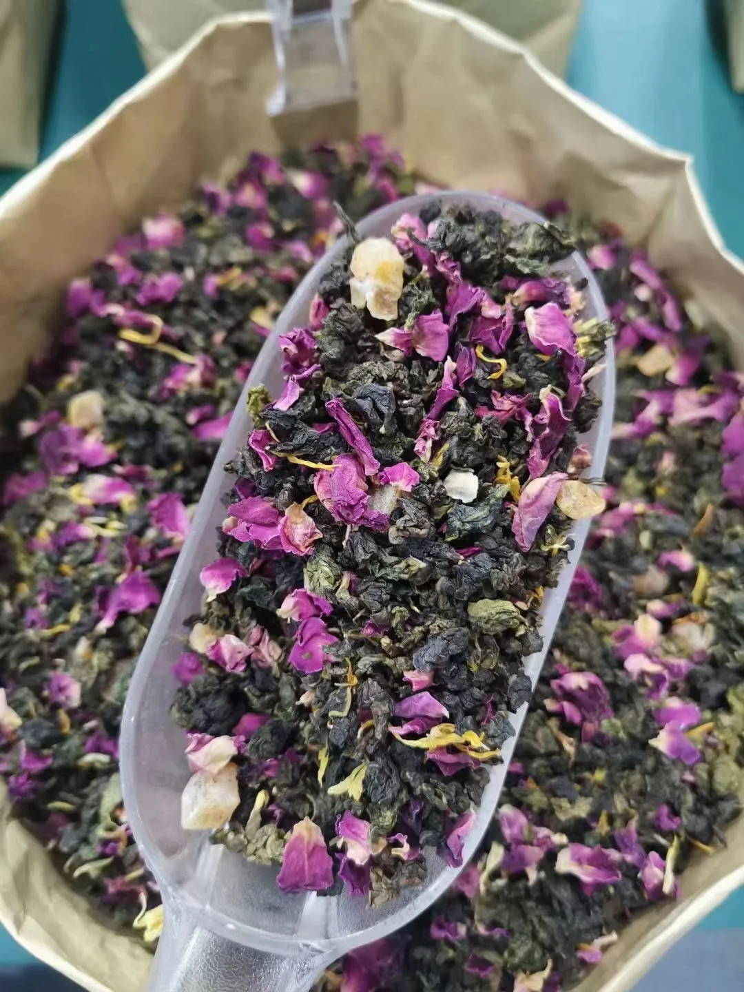 Wholesale strawberry vanilla flavored black health tea with dried fruit rose chamomile flower herbal flavor tea fruit blend tea