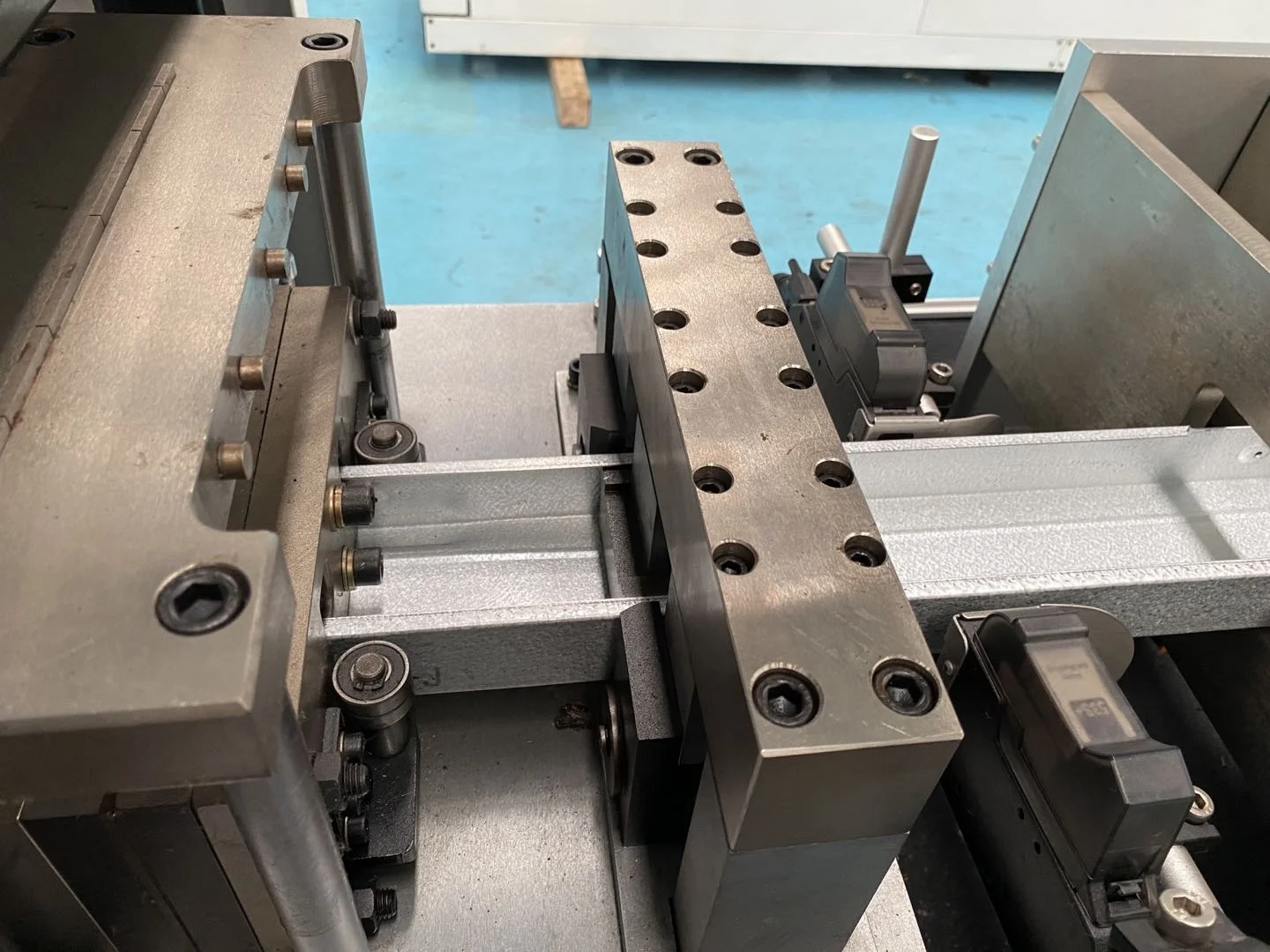 Automatic C89 LGSF Light Gauge Steel Channel Profile Frame Prefabricated Villa Rolling Steel Making Forming Machine