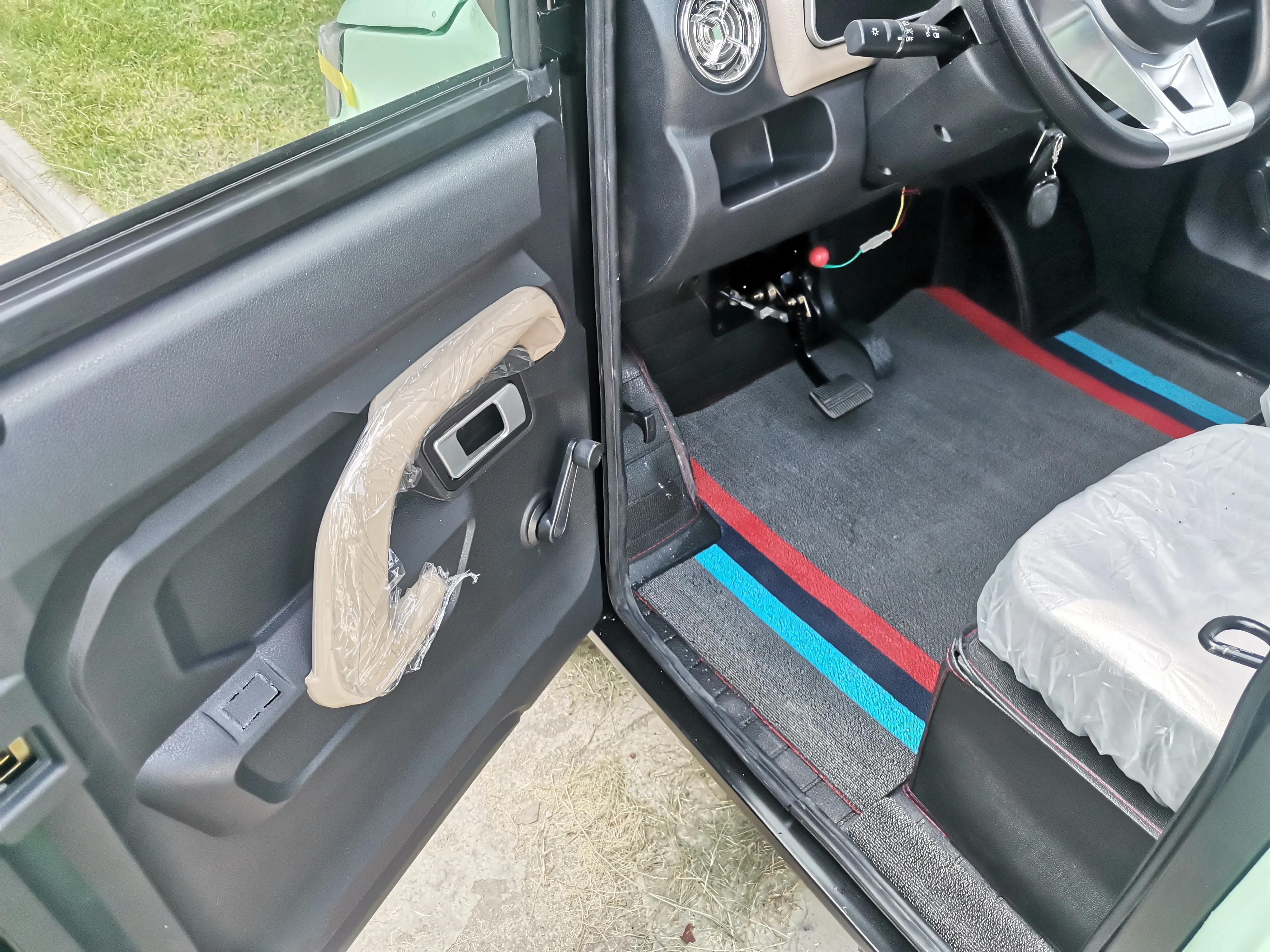 Made in China cheap large space four seats electric brand prices new cars for sale