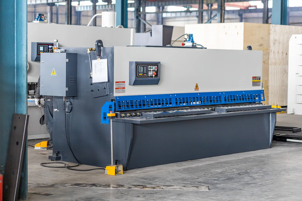 Hydraulic plate shearing machine cutting steel plate,metal cutting machine cutting length 3200mm with 13 mm thick metal