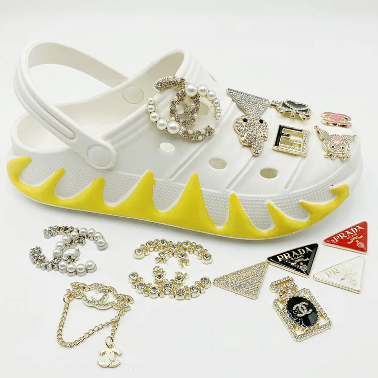 2024 New Arrival Designer Bling Rhinestone Buckle Metal Shoe Charms for Christmas Shoe Decoration Accessories Wholesale