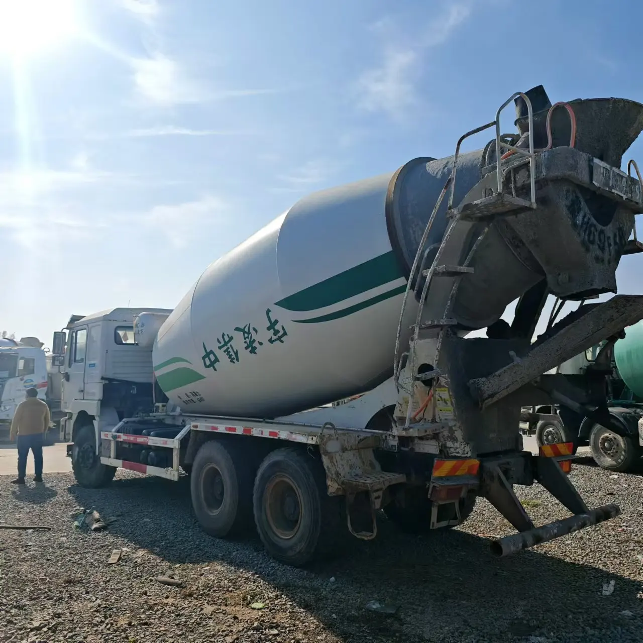 sells hot selling heavy-duty truck HOWO concrete Cement Mixer Truck Electric 6x4 /8X4Self Loading MobileConcreteMixer Truck