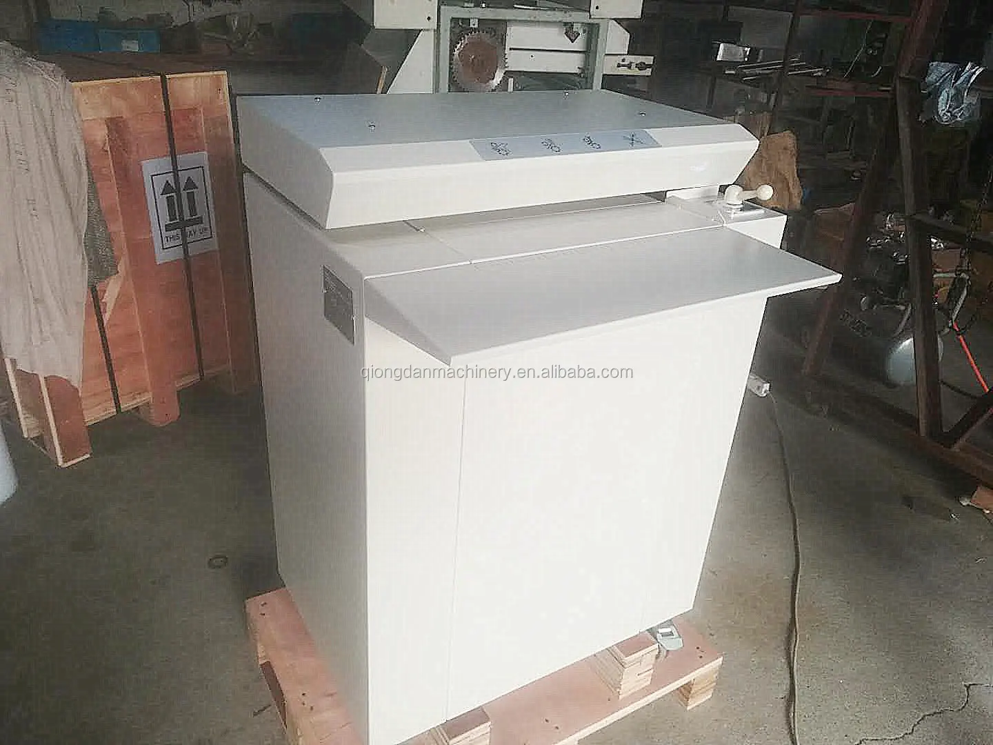 Waste recycling corrugated cardboard carton box cross cut shredder paper shredding cutting machine price on sale