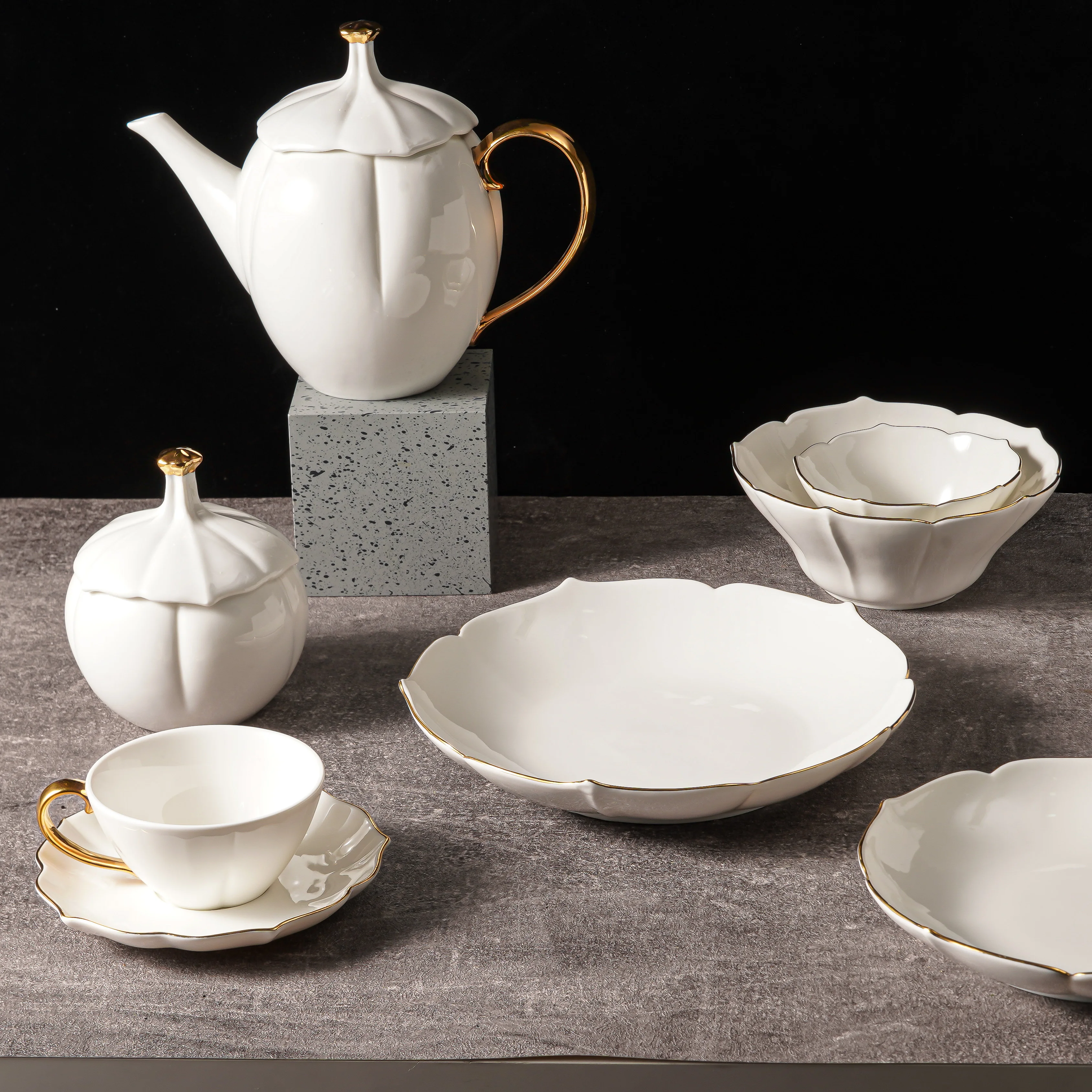 Weiye gold rim banquet dinnerware set western luxury royal Irregular shape wedding ceramic tableware